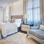Elegant & Cozy In Kensington