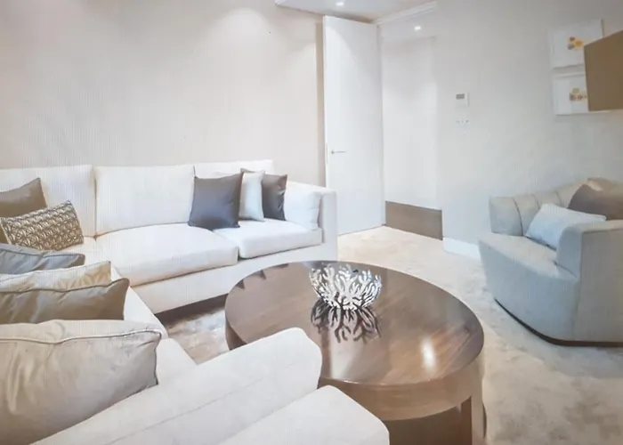 Elegant & Cozy In Kensington